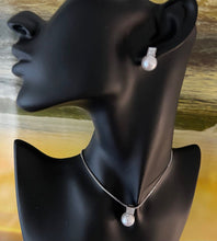 Load image into Gallery viewer, Elegant Set of Pearl Earrings and Necklace