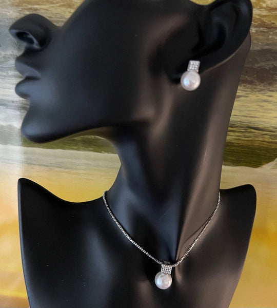 Elegant Set of Pearl Earrings and Necklace
