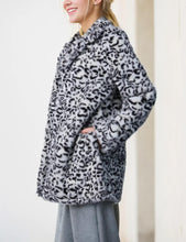 Load image into Gallery viewer, Omoone Women&#39;s Faux Fur Jackets Autumn Winter Leopard Coats Loose Fur Coat with Pockets