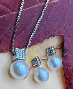 Elegant Set of Pearl Earrings and Necklace