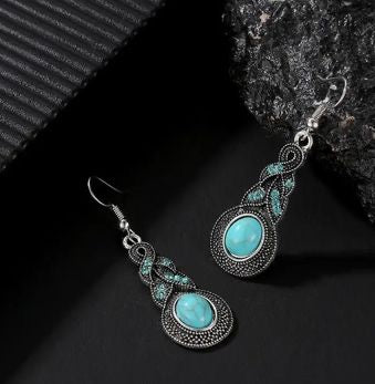 Elegant Necklace and Earrings Set with Turquoise Agate