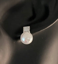 Load image into Gallery viewer, Elegant Set of Pearl Earrings and Necklace