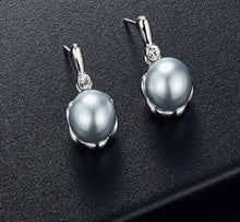 Load image into Gallery viewer, Beautiful Set of Necklace and Earrings with Dark Metallic Pearls